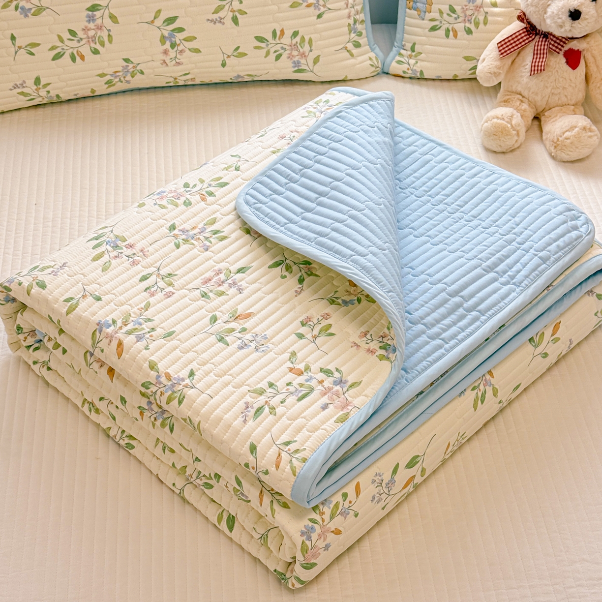 91家纺网 家纺一手货源 找家纺 雅萱家纺 2026新款森系全棉夹棉印花床盖 仙草兔