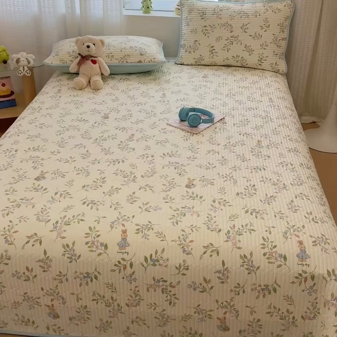 91家纺网 家纺一手货源 找家纺 雅萱家纺 2026新款森系全棉夹棉印花床盖 仙草兔