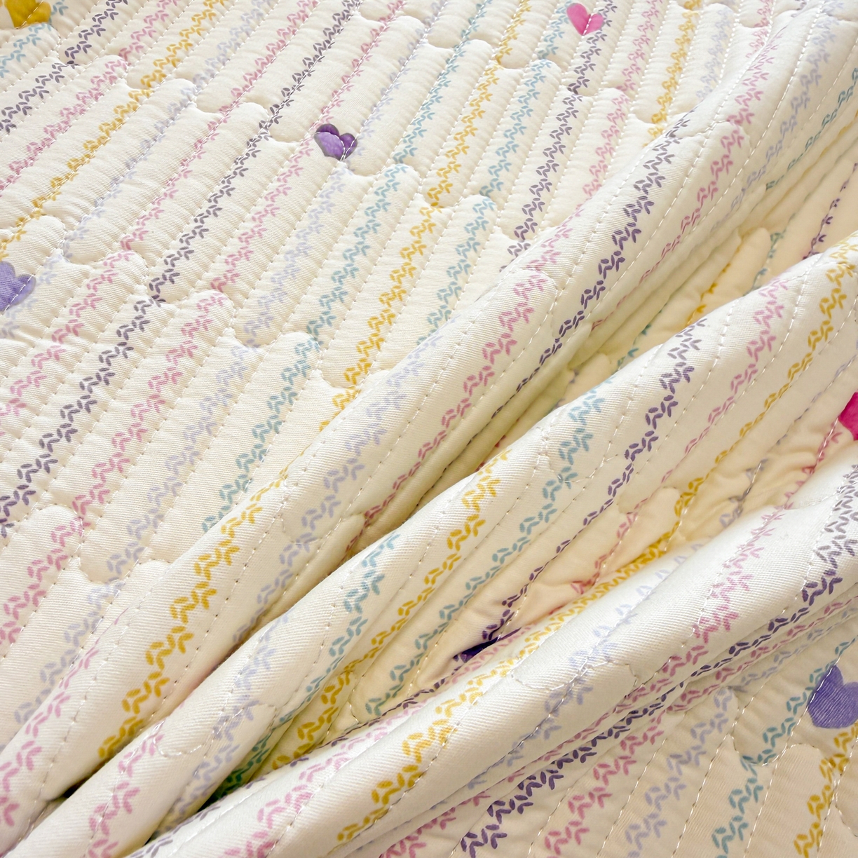 91家纺网 家纺一手货源 找家纺 雅萱家纺 2026新款森系全棉夹棉印花床盖 心意满满