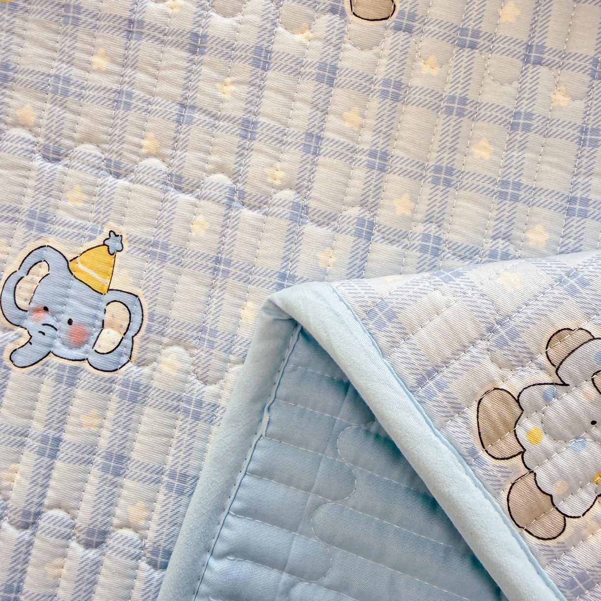 91家纺网 家纺一手货源 找家纺 雅萱家纺 2026新款森系全棉夹棉印花床盖 星星小象