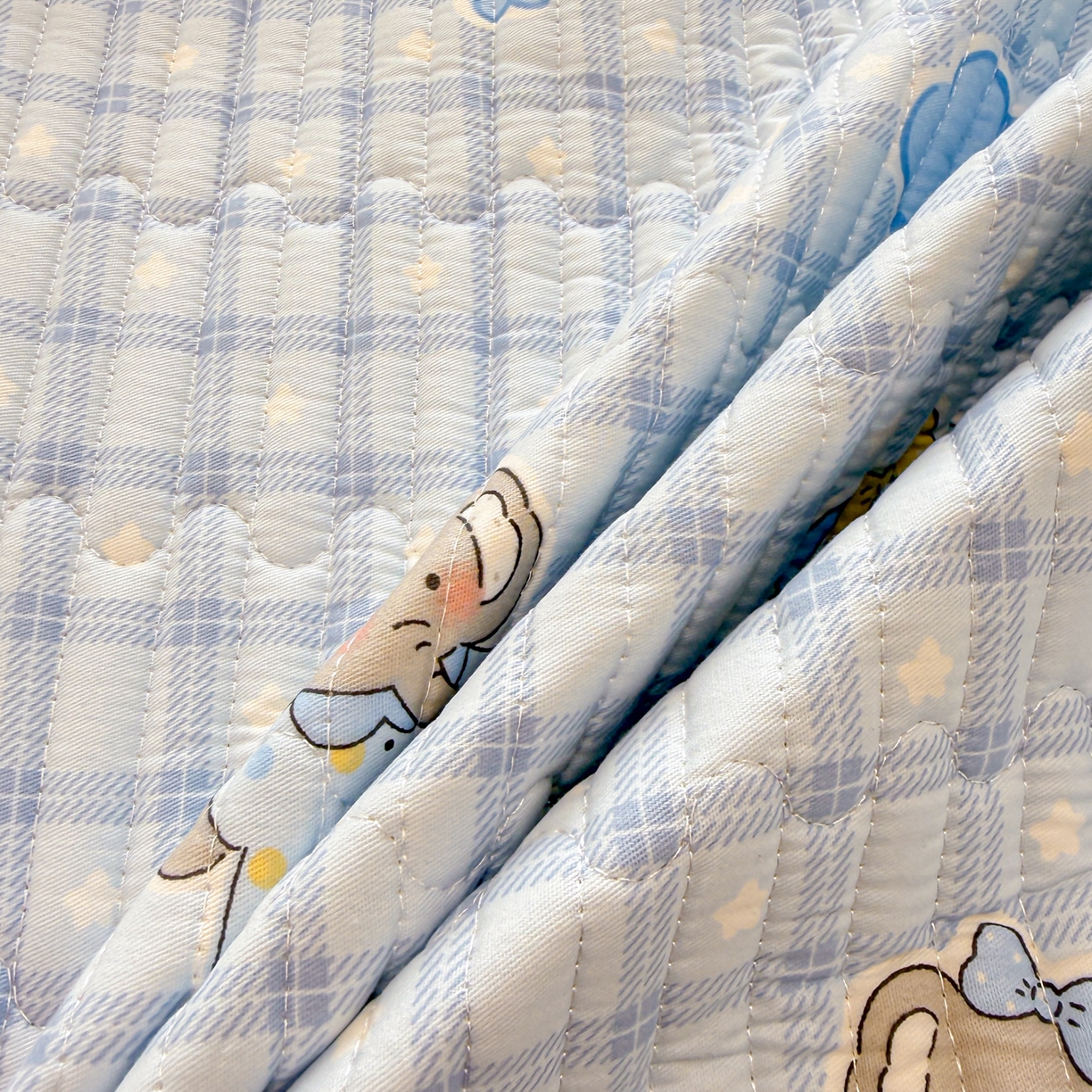 91家纺网 家纺一手货源 找家纺 雅萱家纺 2026新款森系全棉夹棉印花床盖 星星小象