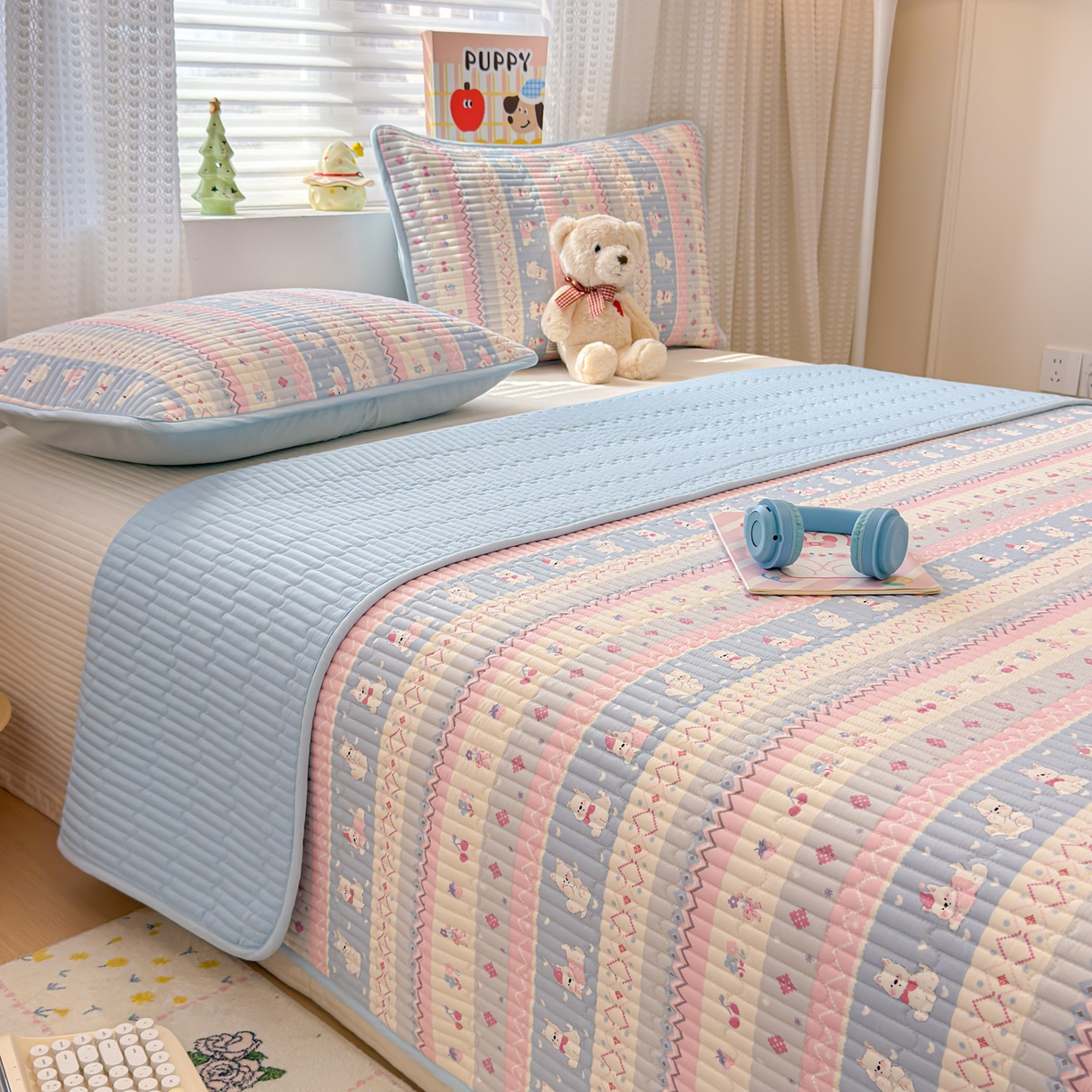 91家纺网 家纺一手货源 找家纺 雅萱家纺 2026新款森系全棉夹棉印花床盖 樱桃小狗