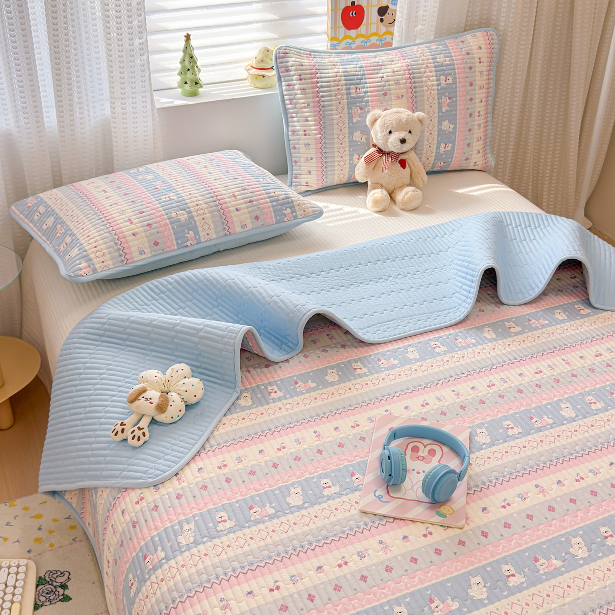 91家纺网 家纺一手货源 找家纺 雅萱家纺 2026新款森系全棉夹棉印花床盖 樱桃小狗