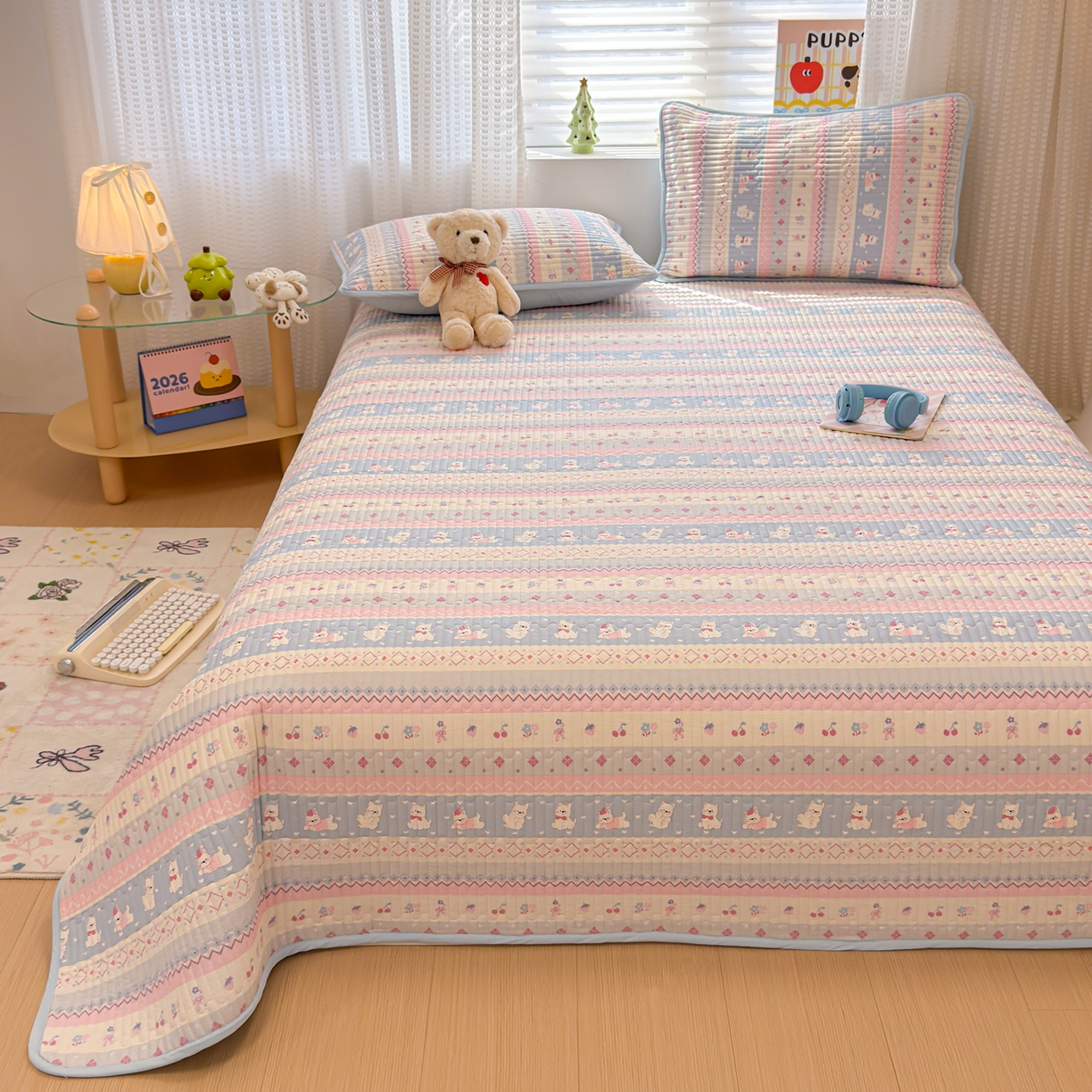 91家纺网 家纺一手货源 找家纺 雅萱家纺 2026新款森系全棉夹棉印花床盖 樱桃小狗