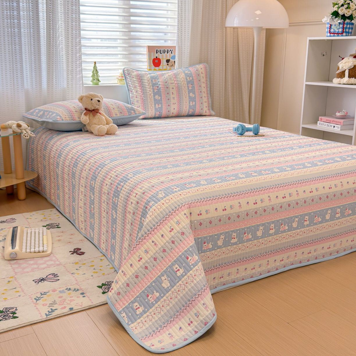 91家纺网 家纺一手货源 找家纺 雅萱家纺 2026新款森系全棉夹棉印花床盖 樱桃小狗