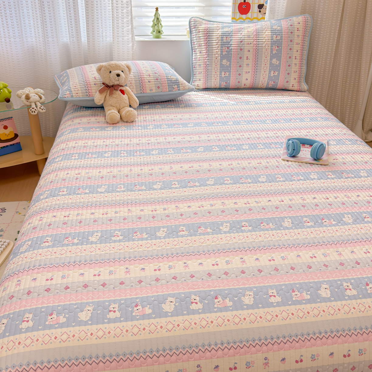 91家纺网 家纺一手货源 找家纺 雅萱家纺 2026新款森系全棉夹棉印花床盖 樱桃小狗