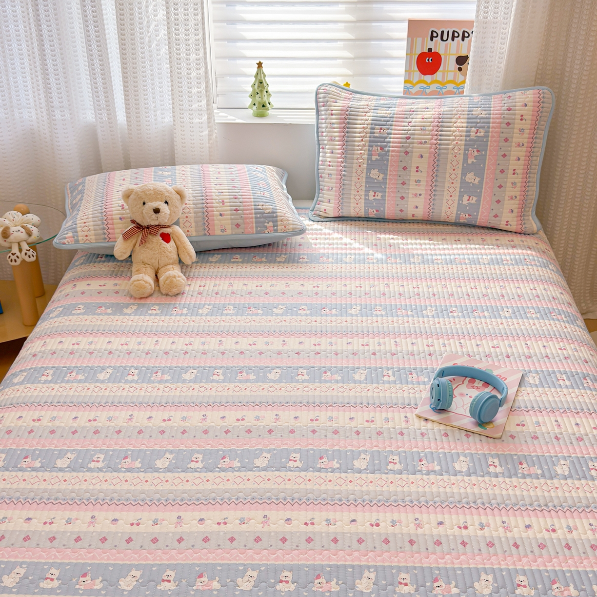 91家纺网 家纺一手货源 找家纺 雅萱家纺 2026新款森系全棉夹棉印花床盖 樱桃小狗