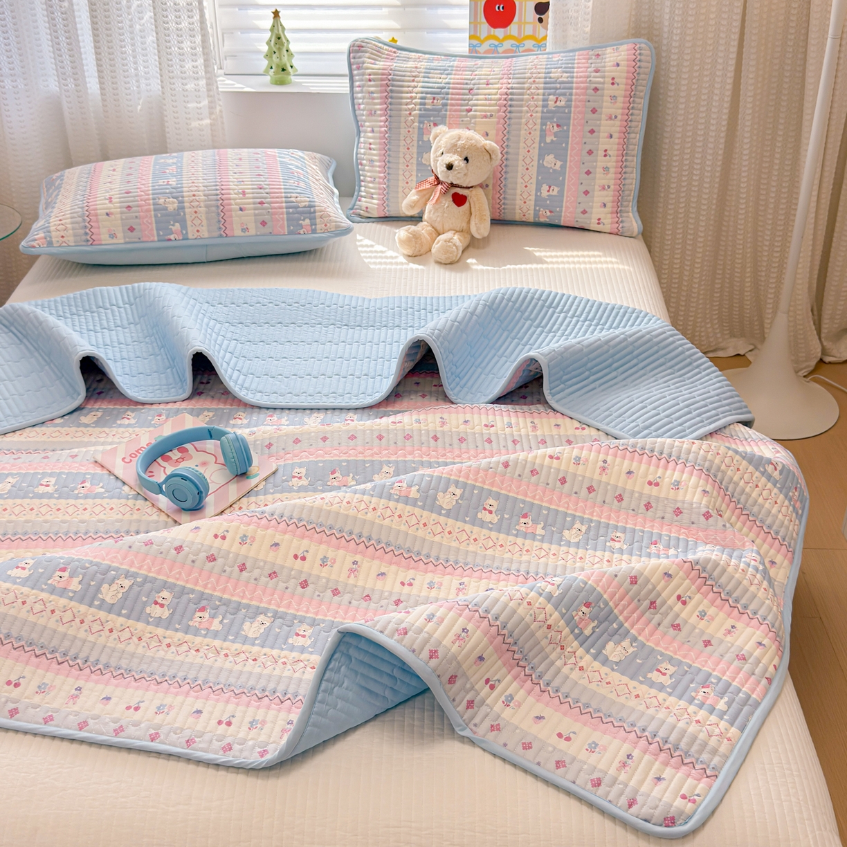 91家纺网 家纺一手货源 找家纺 雅萱家纺 2026新款森系全棉夹棉印花床盖 樱桃小狗