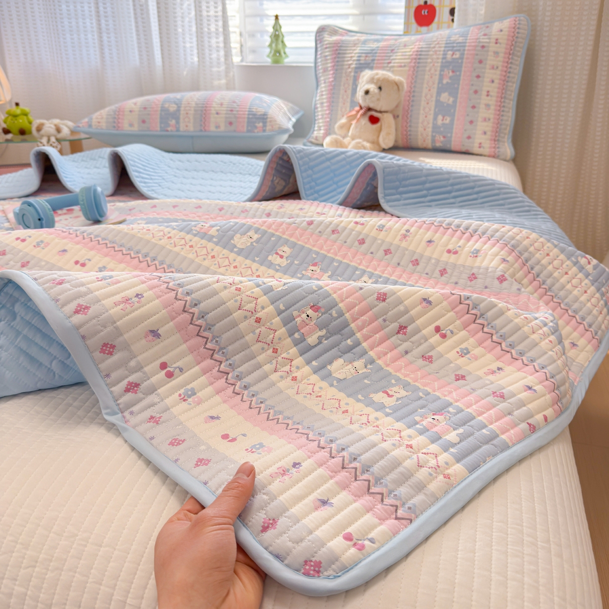 91家纺网 家纺一手货源 找家纺 雅萱家纺 2026新款森系全棉夹棉印花床盖 樱桃小狗