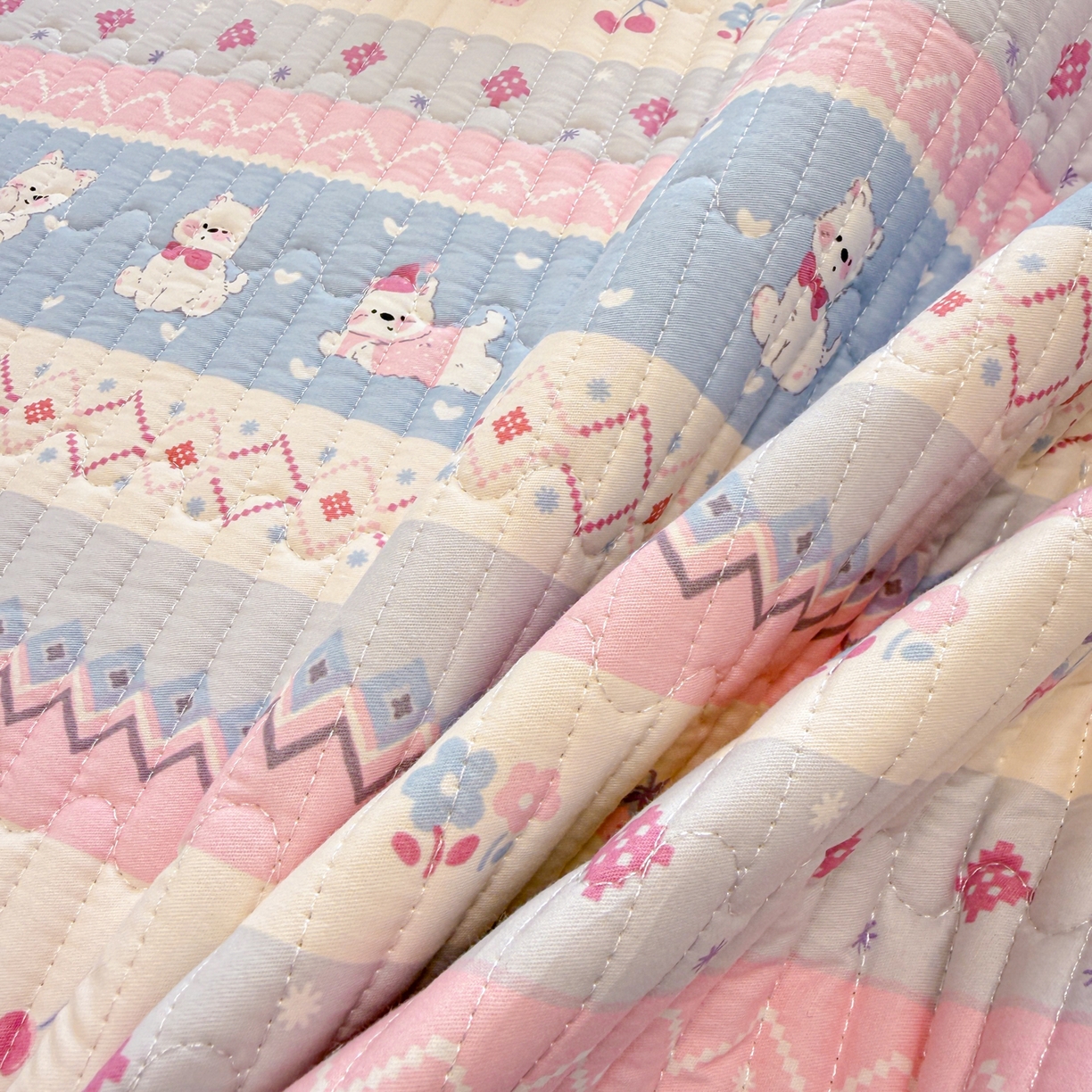 91家纺网 家纺一手货源 找家纺 雅萱家纺 2026新款森系全棉夹棉印花床盖 樱桃小狗