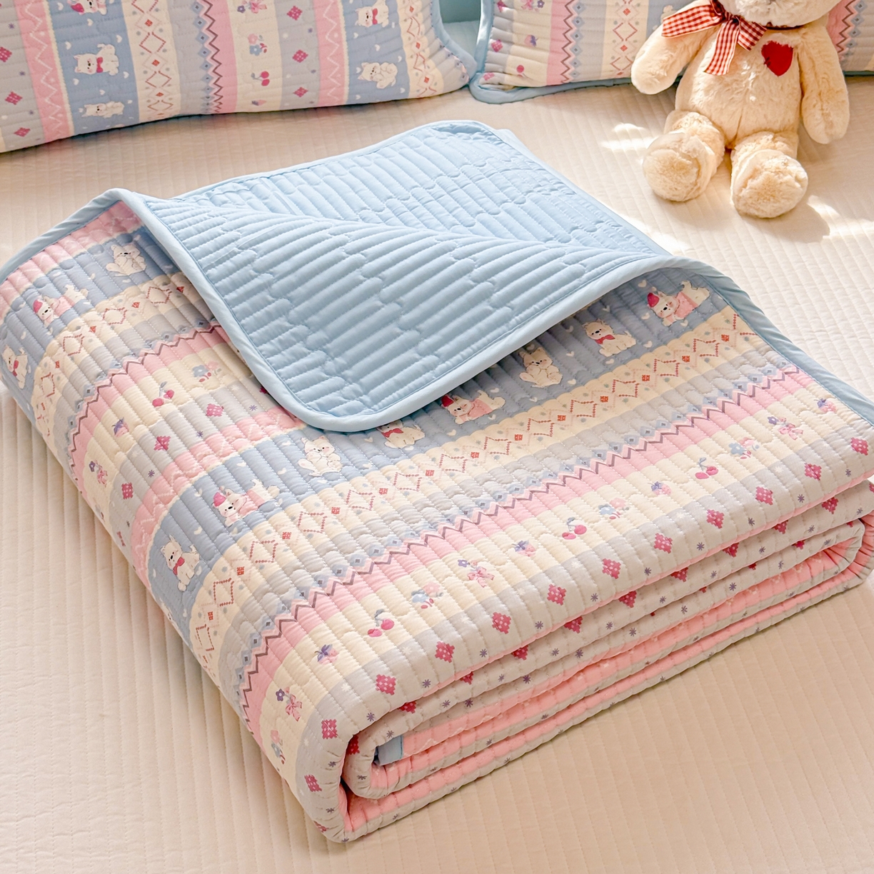 91家纺网 家纺一手货源 找家纺 雅萱家纺 2026新款森系全棉夹棉印花床盖 樱桃小狗