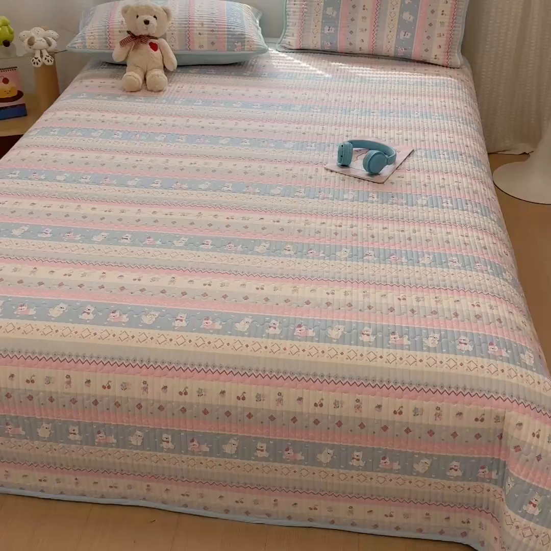 91家纺网 家纺一手货源 找家纺 雅萱家纺 2026新款森系全棉夹棉印花床盖 樱桃小狗