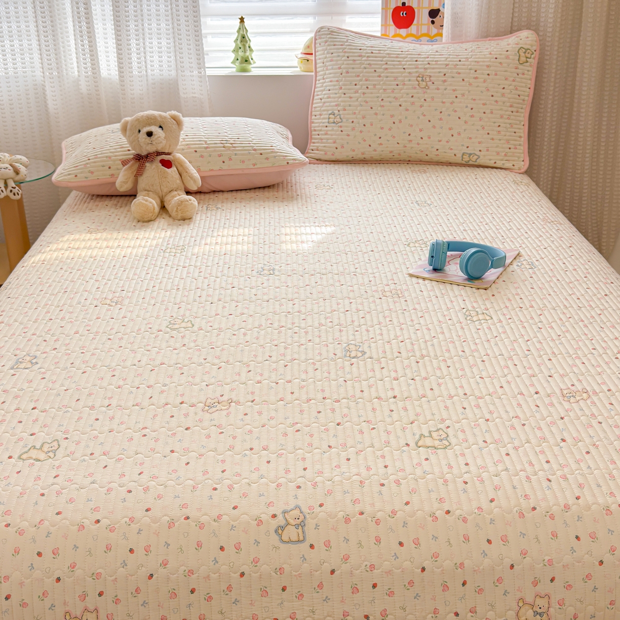 91家纺网 家纺一手货源 找家纺 雅萱家纺 2026新款森系全棉夹棉印花床盖 郁金香狗