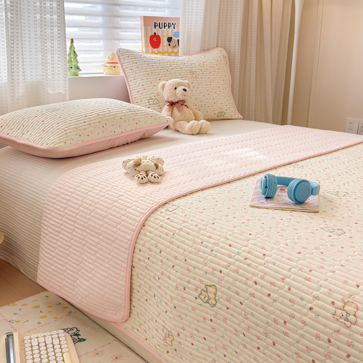 91家纺网 家纺一手货源 找家纺 雅萱家纺 2026新款森系全棉夹棉印花床盖 郁金香狗