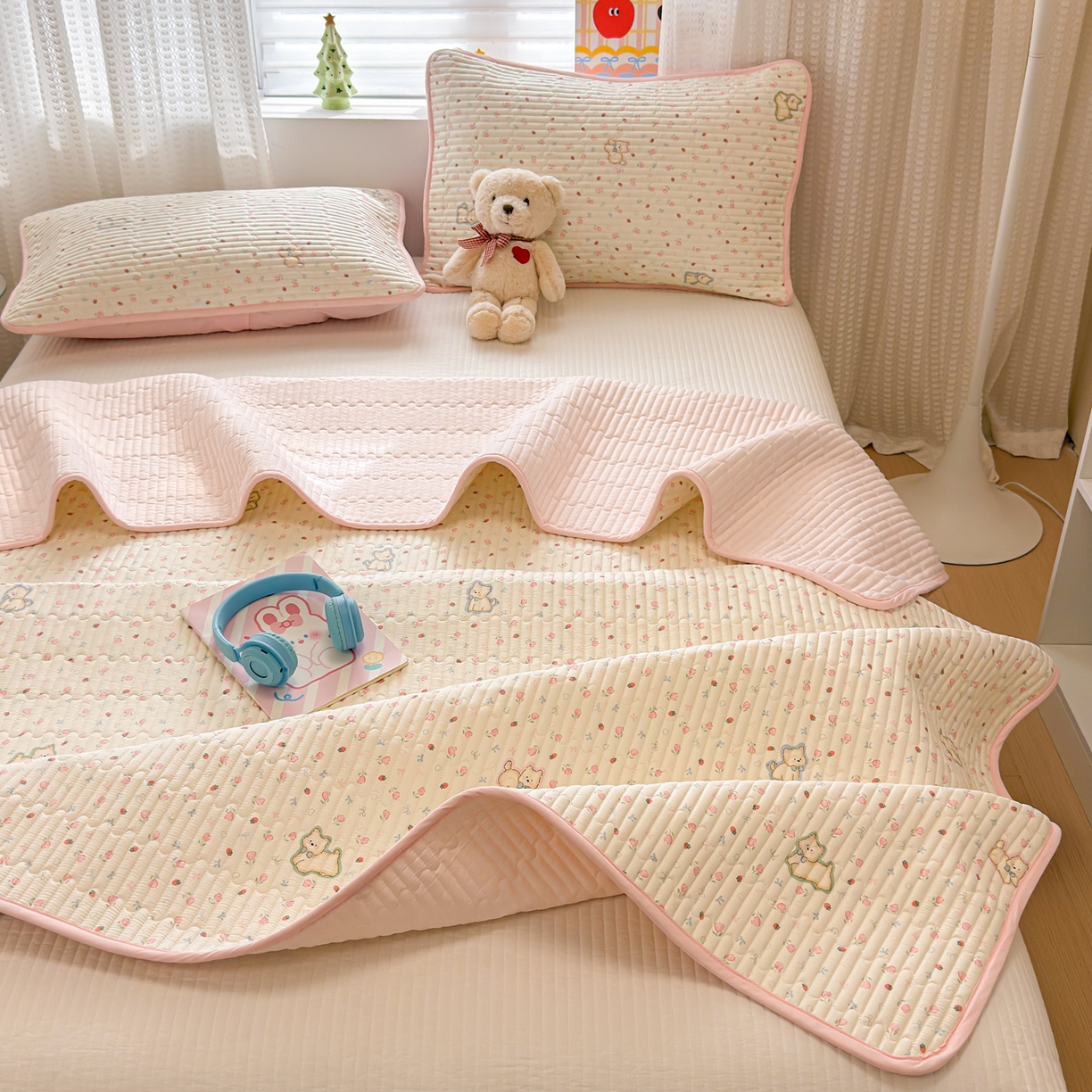 91家纺网 家纺一手货源 找家纺 雅萱家纺 2026新款森系全棉夹棉印花床盖 郁金香狗