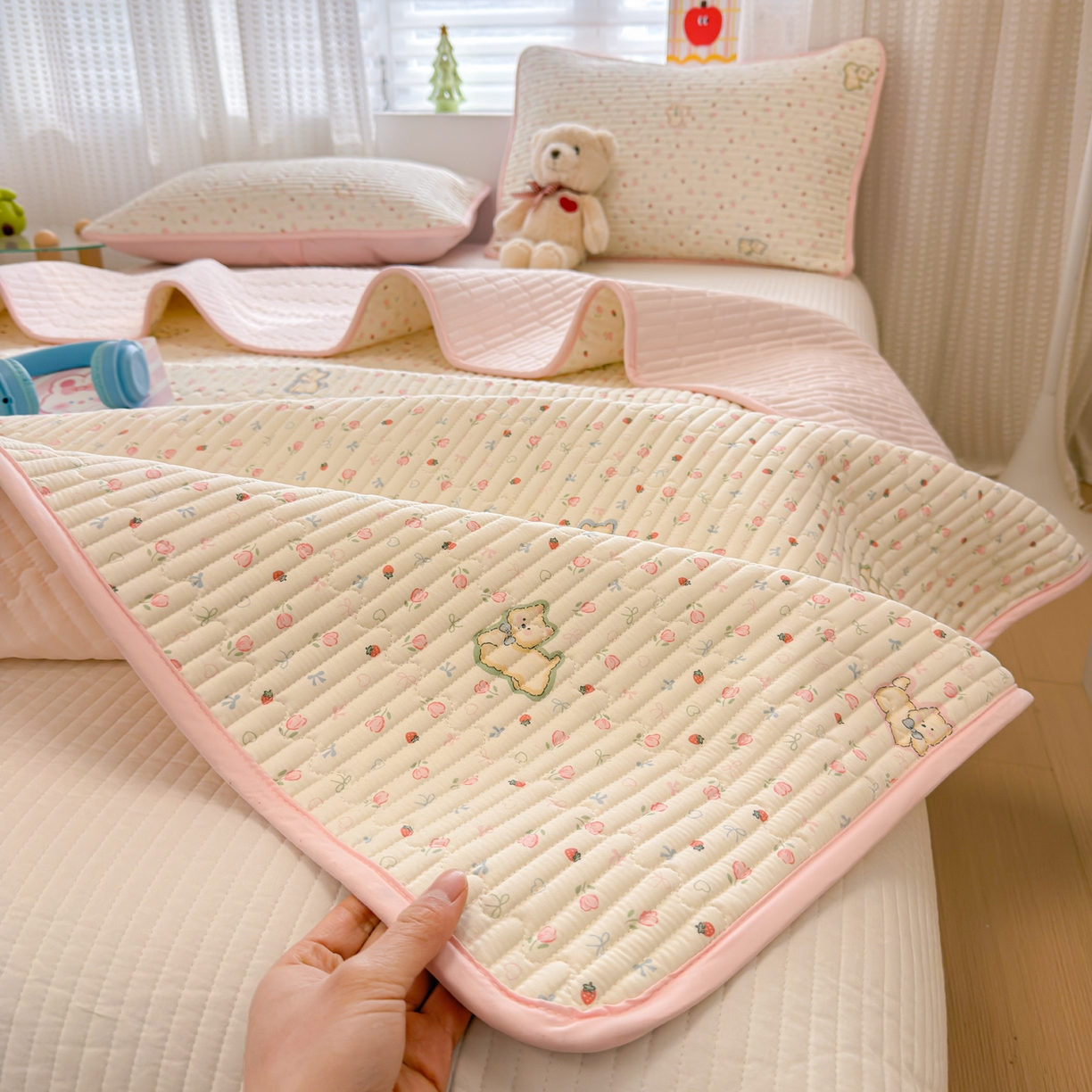 91家纺网 家纺一手货源 找家纺 雅萱家纺 2026新款森系全棉夹棉印花床盖 郁金香狗