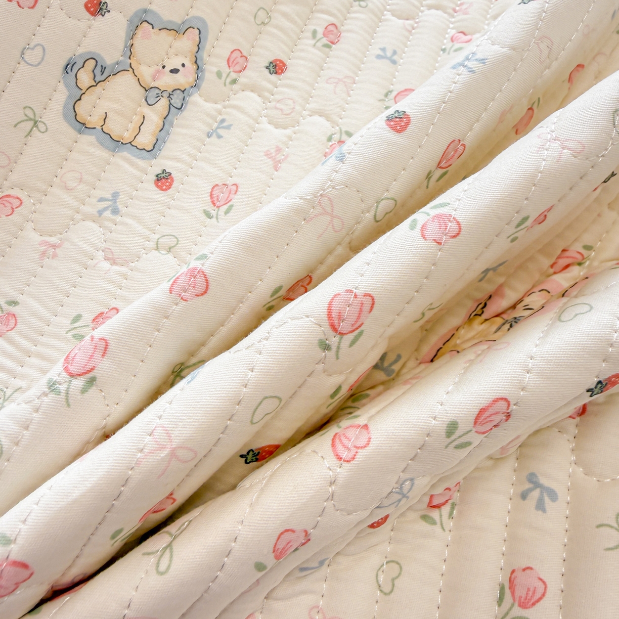 91家纺网 家纺一手货源 找家纺 雅萱家纺 2026新款森系全棉夹棉印花床盖 郁金香狗