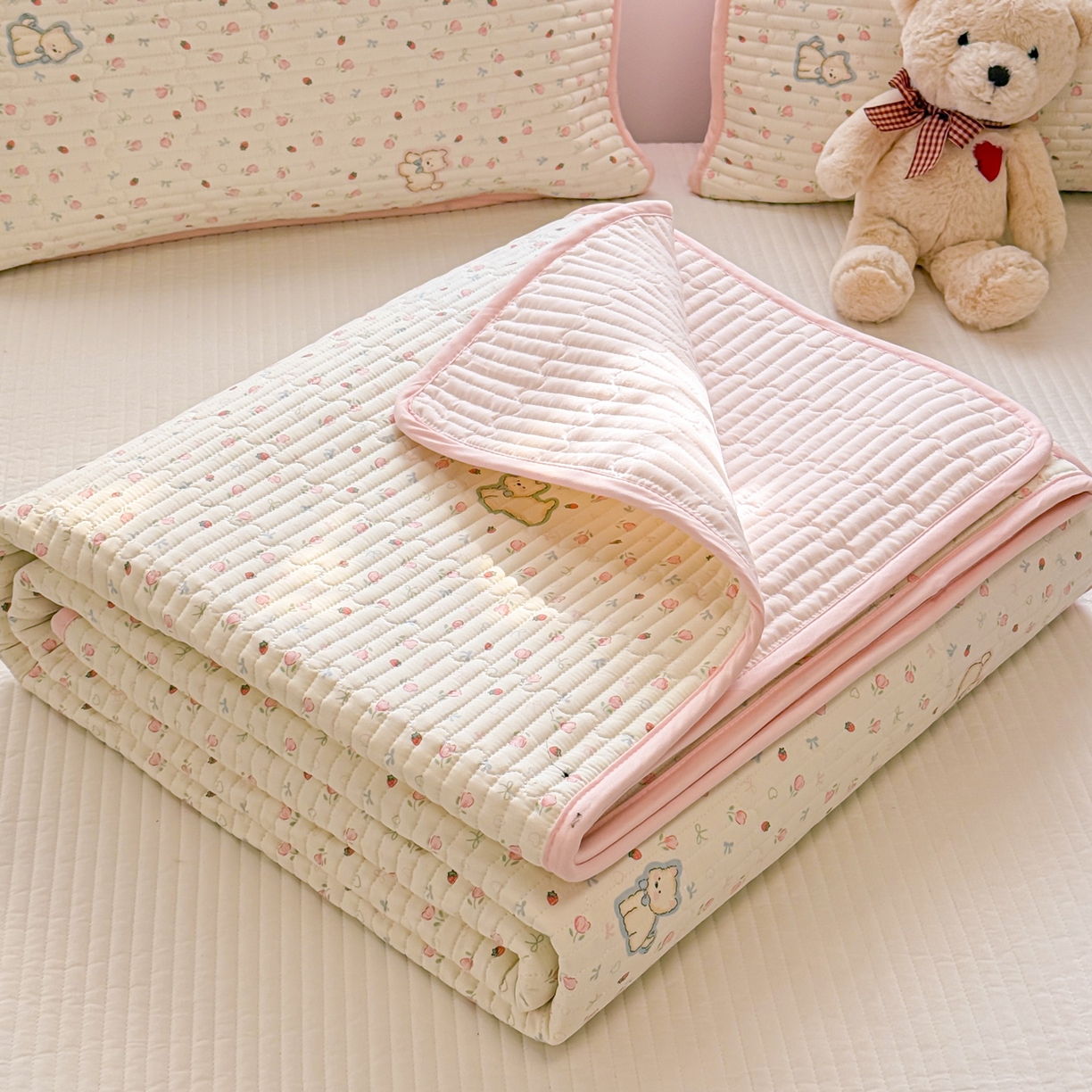 91家纺网 家纺一手货源 找家纺 雅萱家纺 2026新款森系全棉夹棉印花床盖 郁金香狗