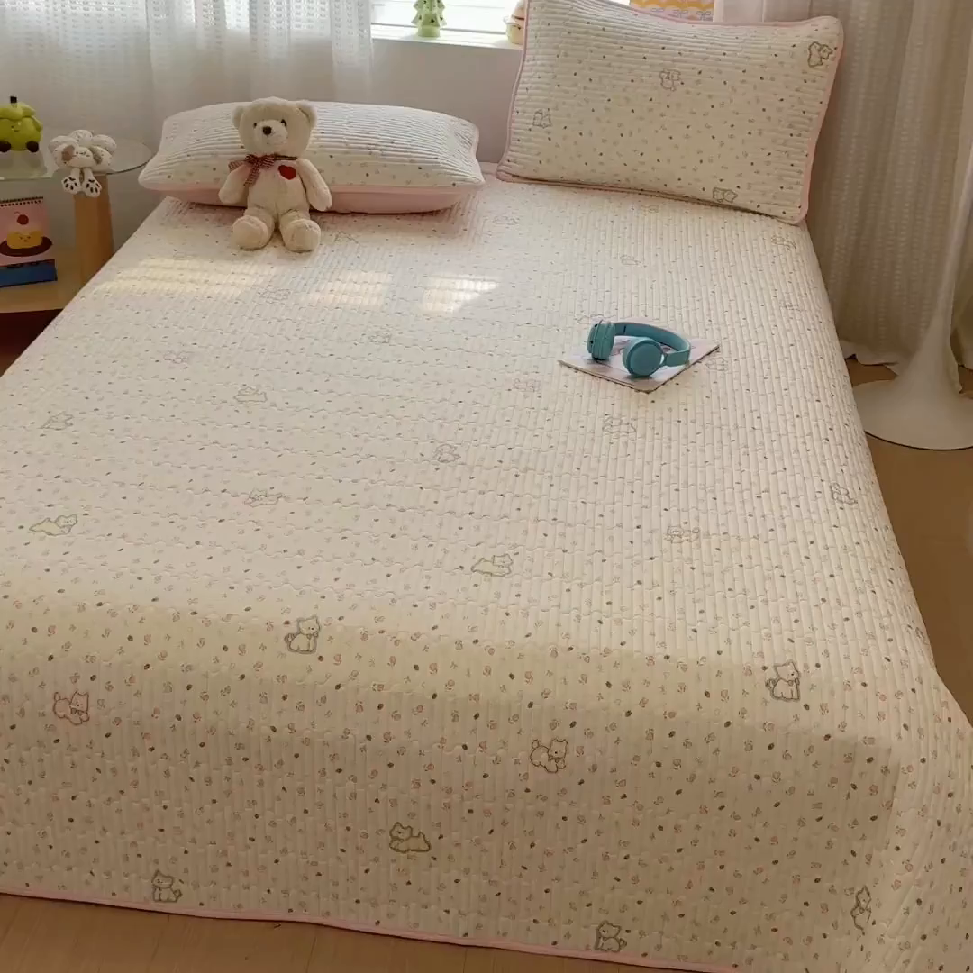 91家纺网 家纺一手货源 找家纺 雅萱家纺 2026新款森系全棉夹棉印花床盖 郁金香狗