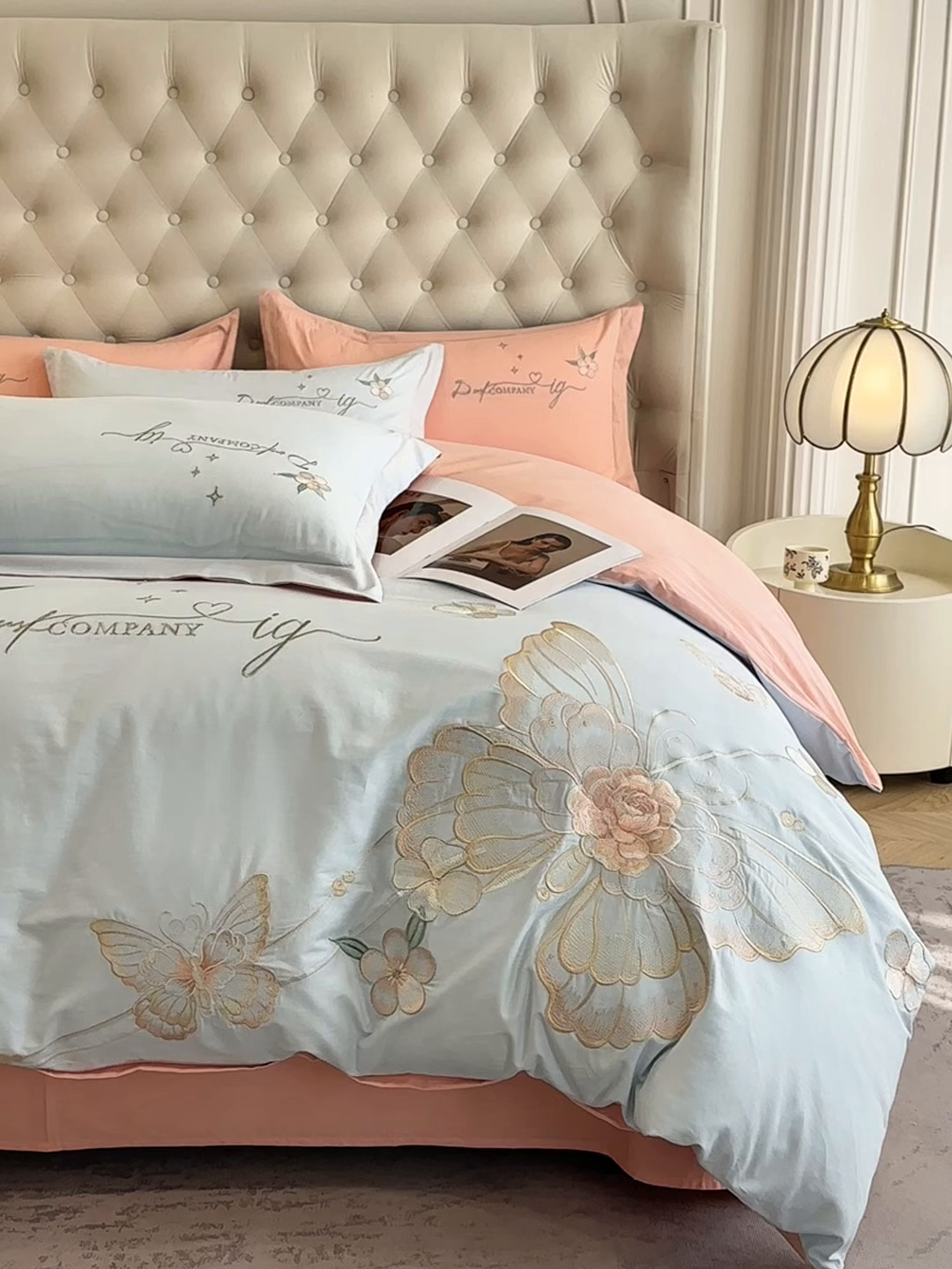 91家纺网 家纺一手货源 找家纺 无瑕家居 2026新款长绒棉全棉纯棉刺绣绣花高端礼盒装四件套-凤飞舞 凤飞舞-蓝+粉