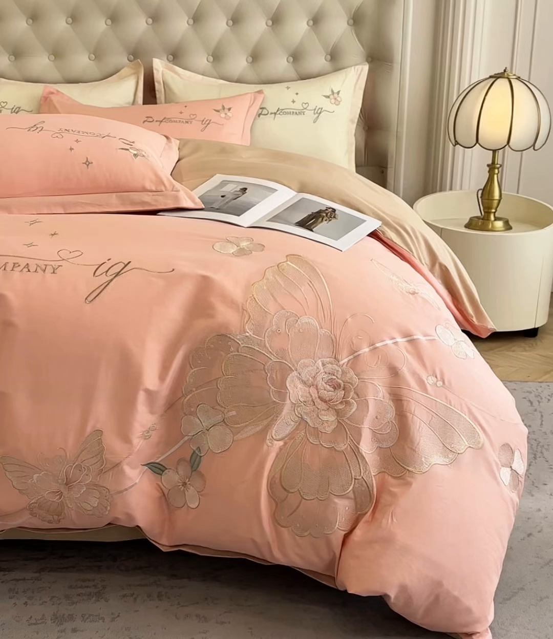 91家纺网 家纺一手货源 找家纺 无瑕家居 2026新款长绒棉全棉纯棉刺绣绣花高端礼盒装四件套-凤飞舞 凤飞舞-粉+卡其