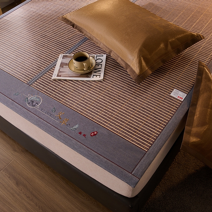 91家纺网 家纺一手货源 找家纺 鑫琪莱家纺 2025新款双面竹席冰丝席竹凉席学生宿舍席子 艾草木纹-烟雨-