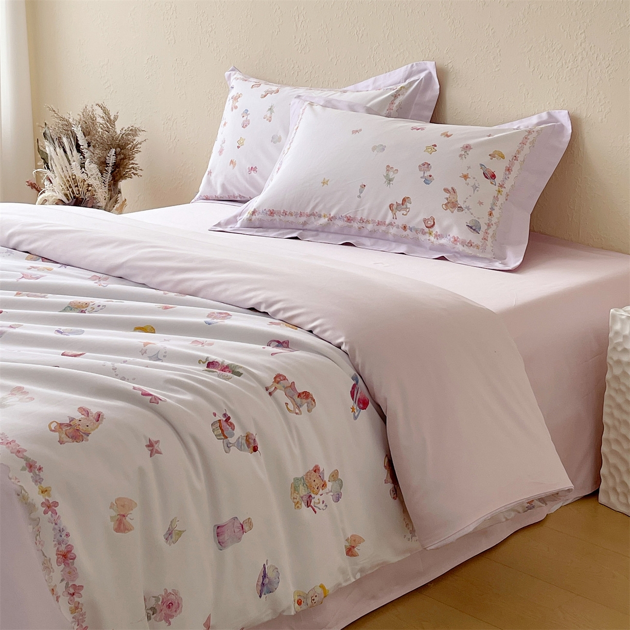 91家纺网 家纺一手货源 找家纺 鼎飞家纺 2026新款100S新疆长绒棉数码印花四件套-软糖童话 软糖童话-紫色