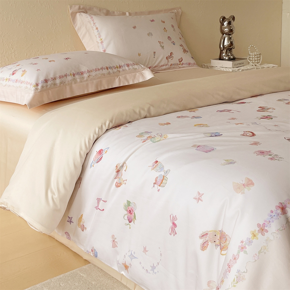 91家纺网 家纺一手货源 找家纺 鼎飞家纺 2026新款100S新疆长绒棉数码印花四件套-软糖童话 软糖童话-米色