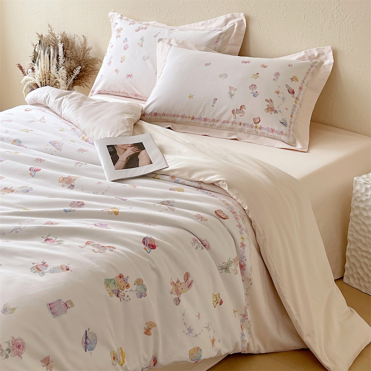 91家纺网 家纺一手货源 找家纺 鼎飞家纺 2026新款100S新疆长绒棉数码印花四件套-软糖童话 软糖童话-米色