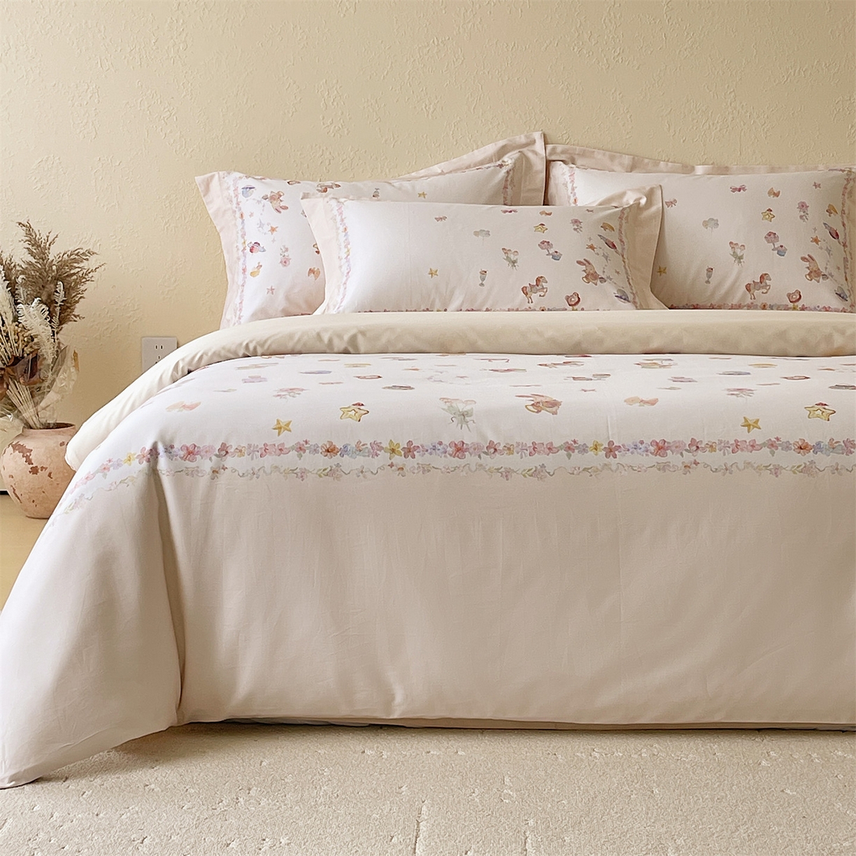 91家纺网 家纺一手货源 找家纺 鼎飞家纺 2026新款100S新疆长绒棉数码印花四件套-软糖童话 软糖童话-米色