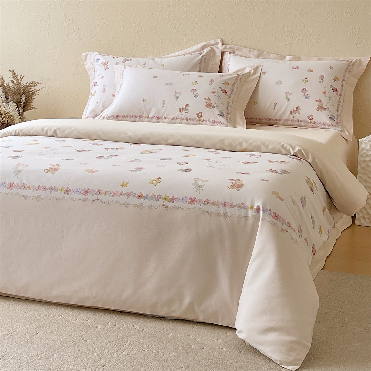 91家纺网 家纺一手货源 找家纺 鼎飞家纺 2026新款100S新疆长绒棉数码印花四件套-软糖童话 软糖童话-米色