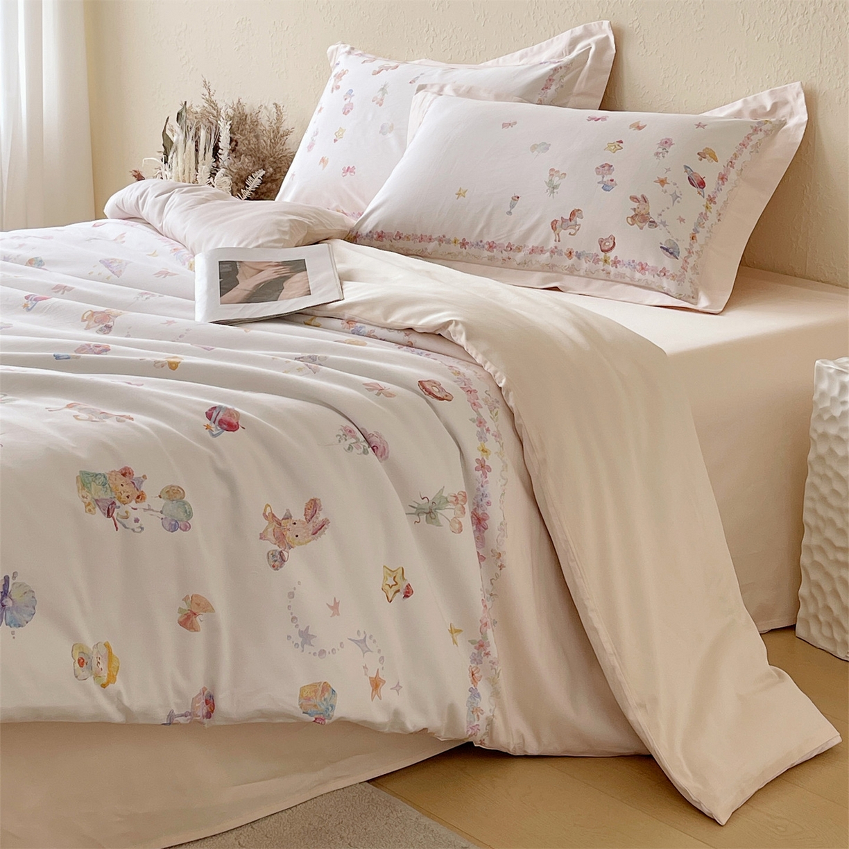 91家纺网 家纺一手货源 找家纺 鼎飞家纺 2026新款100S新疆长绒棉数码印花四件套-软糖童话 软糖童话-米色