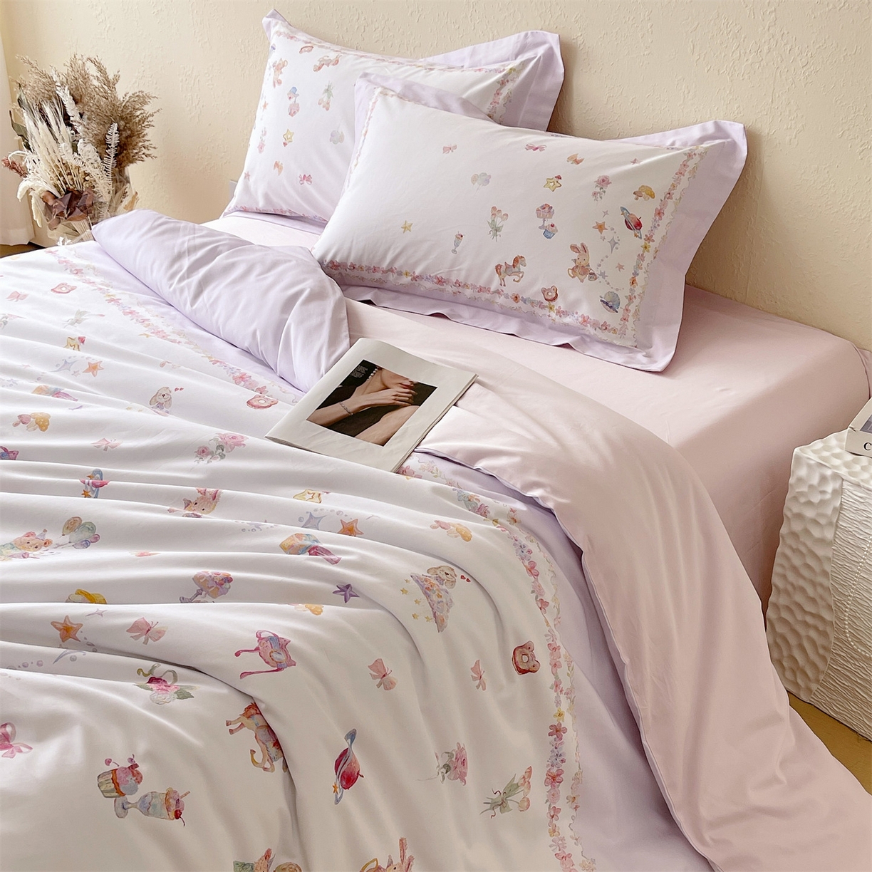 91家纺网 家纺一手货源 找家纺 鼎飞家纺 2026新款100S新疆长绒棉数码印花四件套-软糖童话 软糖童话-紫色