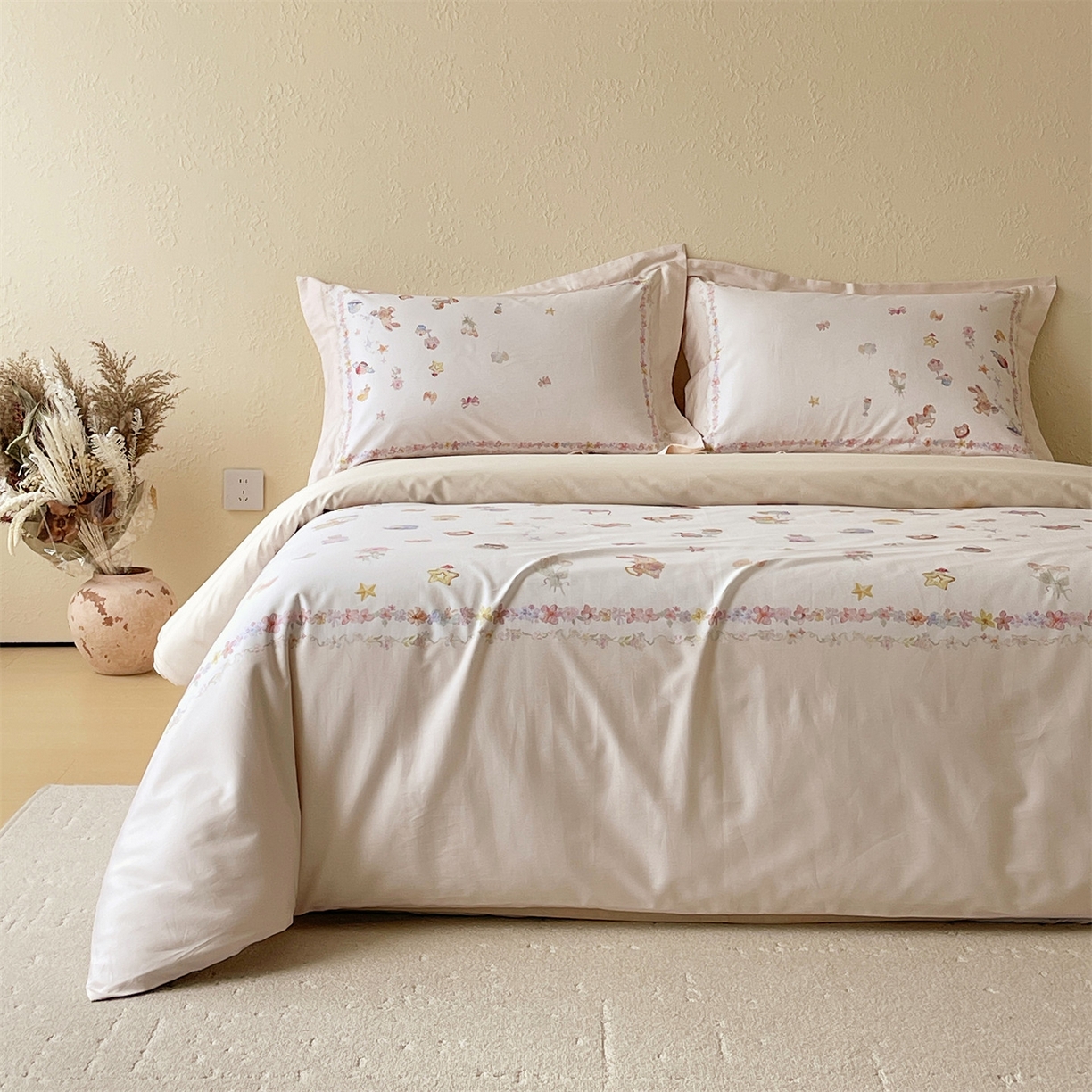 91家纺网 家纺一手货源 找家纺 鼎飞家纺 2026新款100S新疆长绒棉数码印花四件套-软糖童话 软糖童话-米色