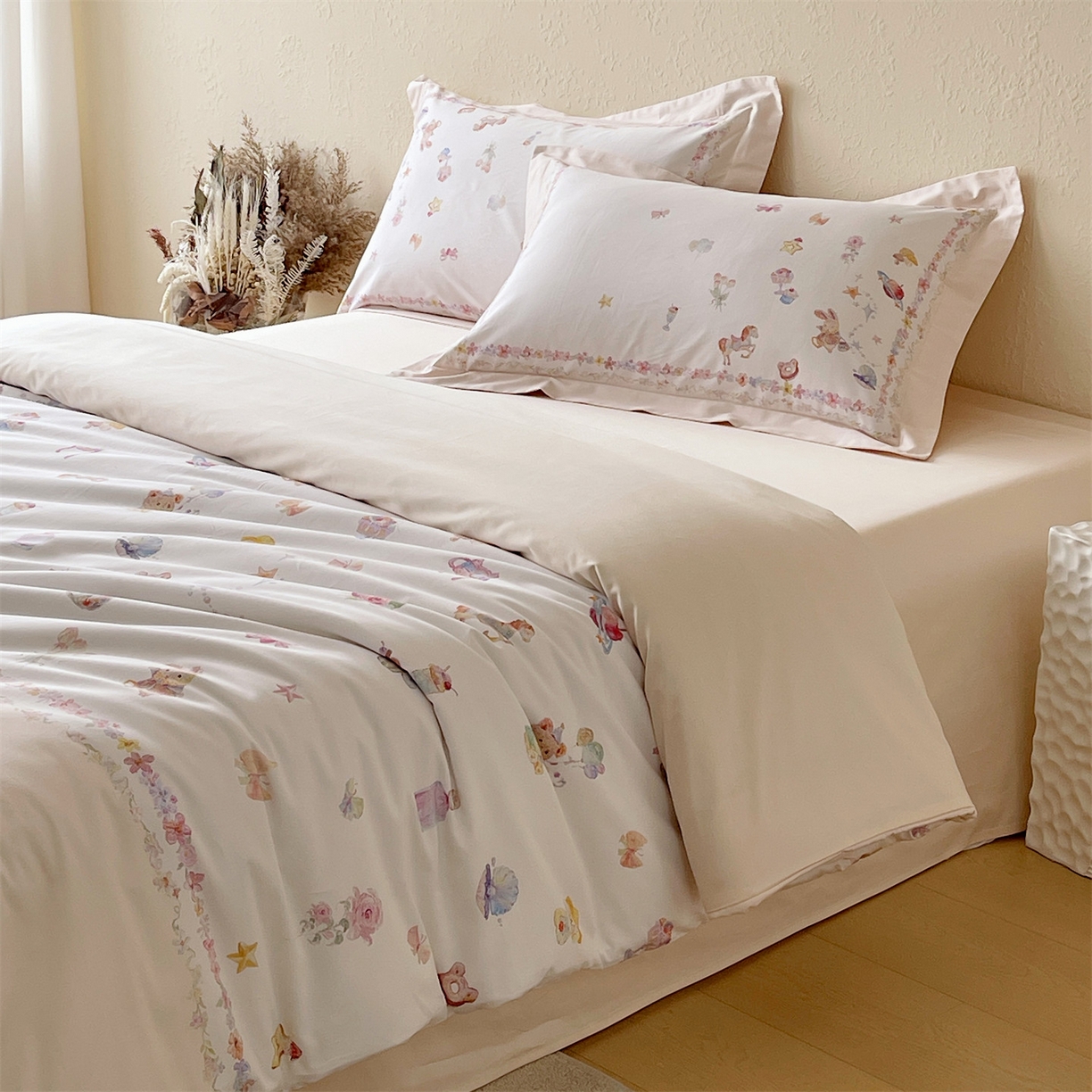 91家纺网 家纺一手货源 找家纺 鼎飞家纺 2026新款100S新疆长绒棉数码印花四件套-软糖童话 软糖童话-米色