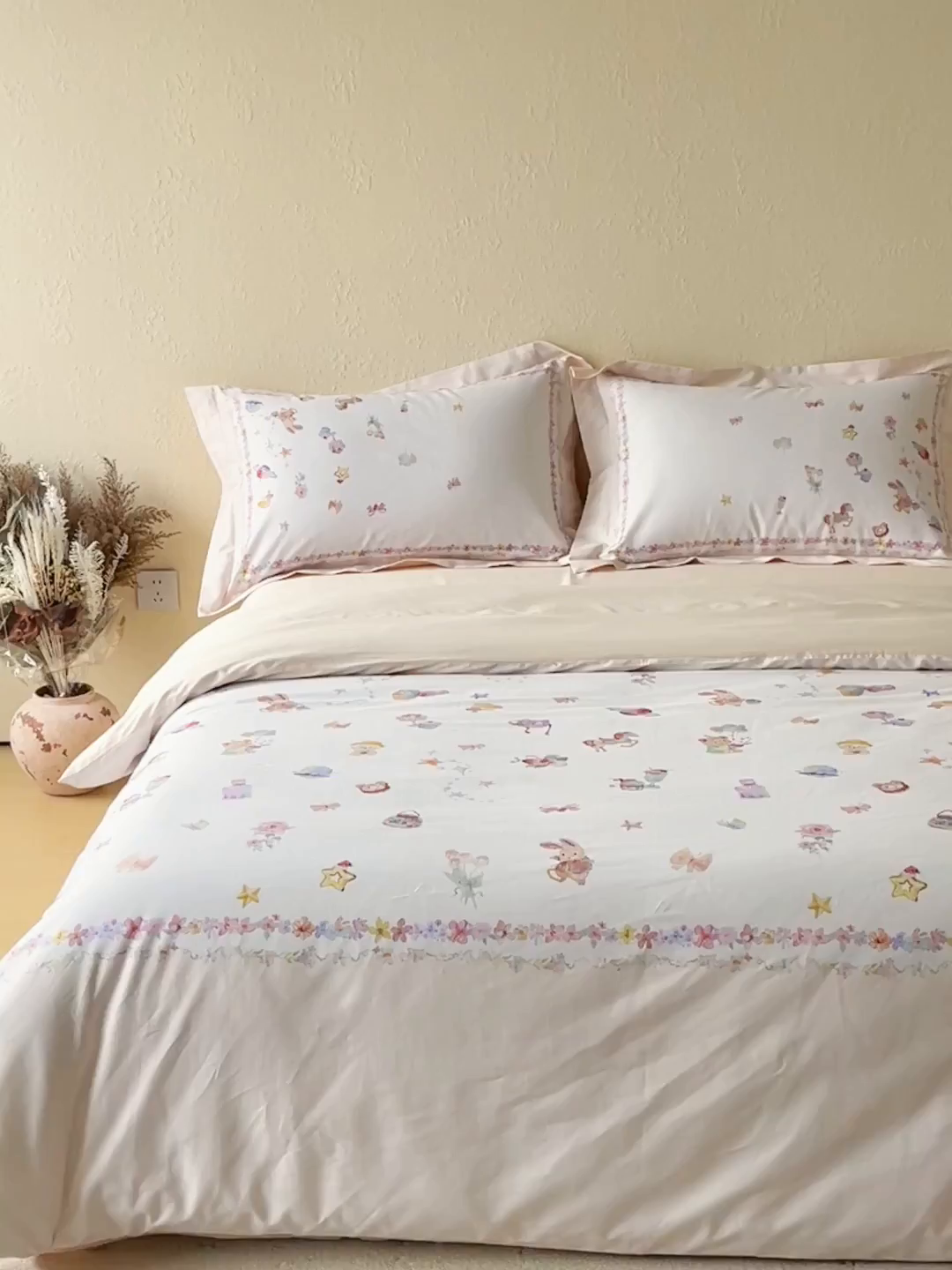 91家纺网 家纺一手货源 找家纺 鼎飞家纺 2026新款100S新疆长绒棉数码印花四件套-软糖童话 软糖童话-米色