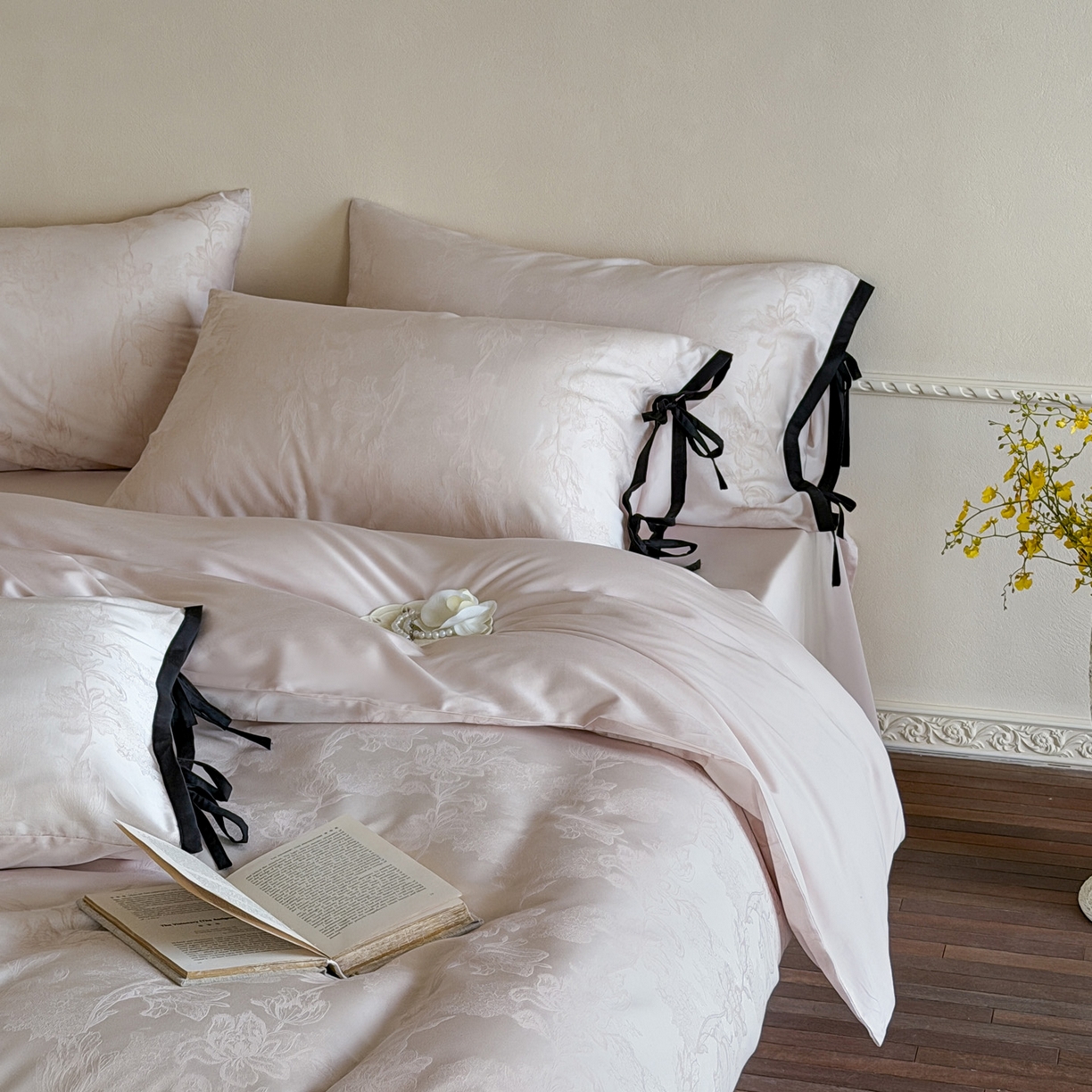 91家纺网 家纺一手货源 找家纺 爱缦 2026新款100s天丝棉色织提花四件套-遥婉月系列 云粉色