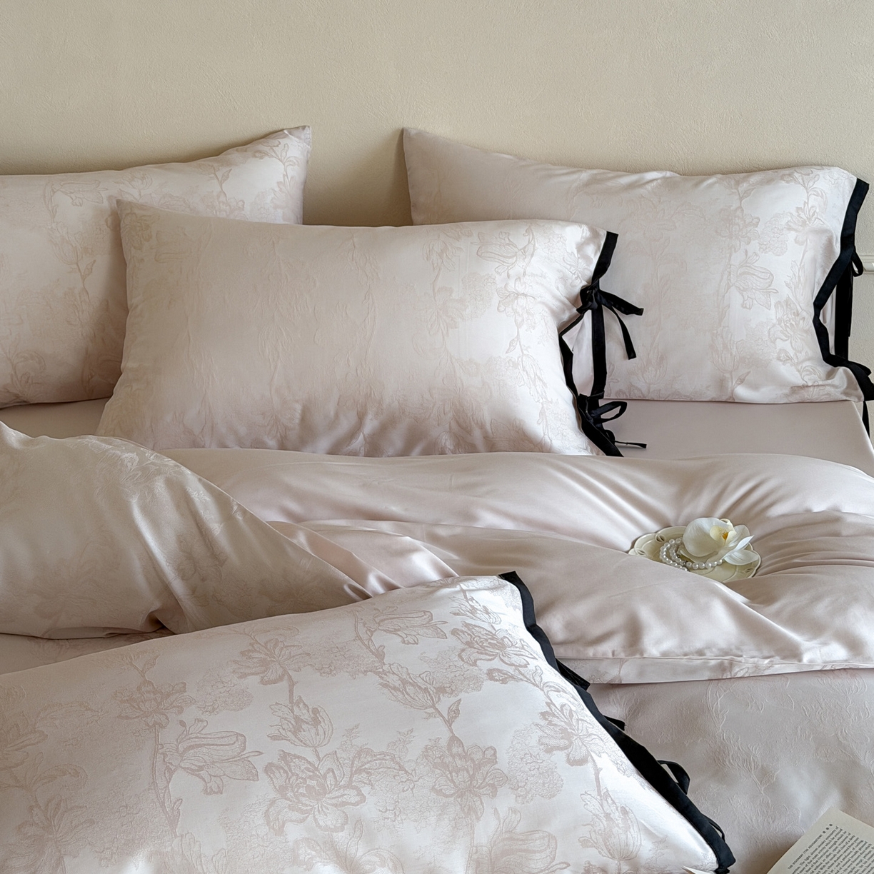 91家纺网 家纺一手货源 找家纺 爱缦 2026新款100s天丝棉色织提花四件套-遥婉月系列 云粉色