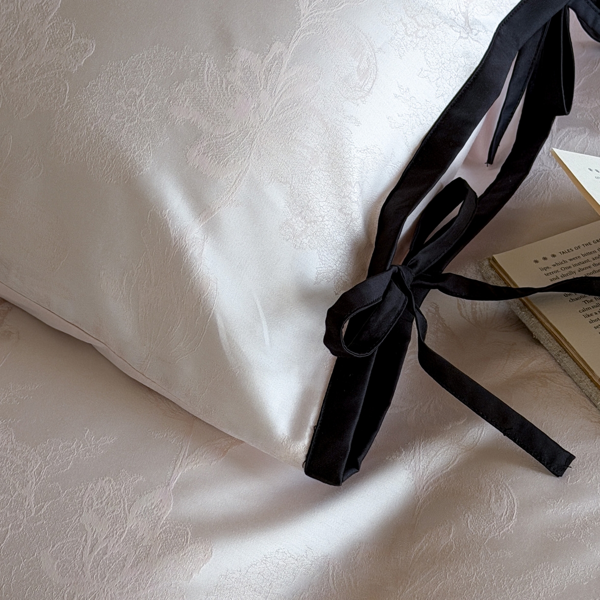 91家纺网 家纺一手货源 找家纺 爱缦 2026新款100s天丝棉色织提花四件套-遥婉月系列 云粉色