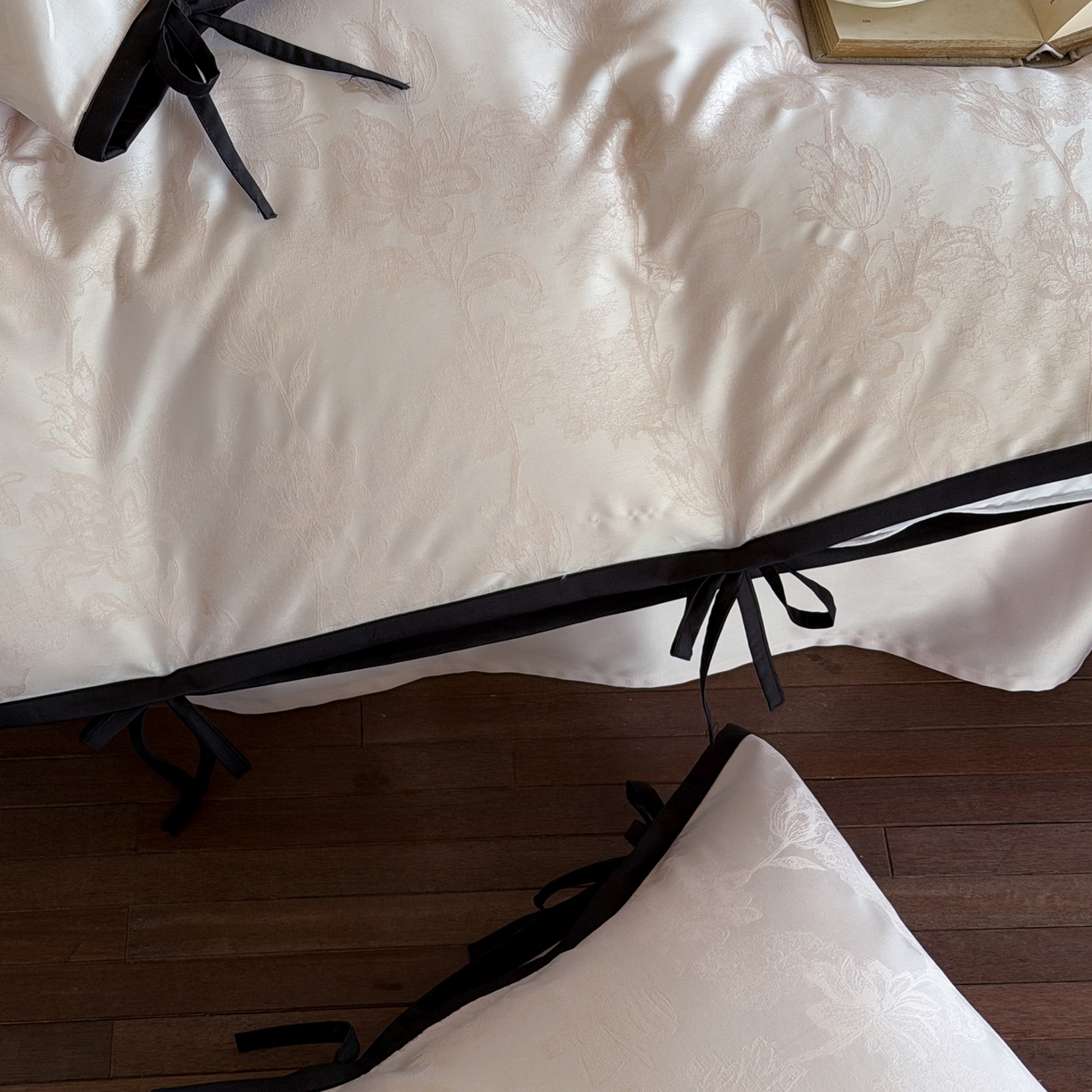 91家纺网 家纺一手货源 找家纺 爱缦 2026新款100s天丝棉色织提花四件套-遥婉月系列 云粉色