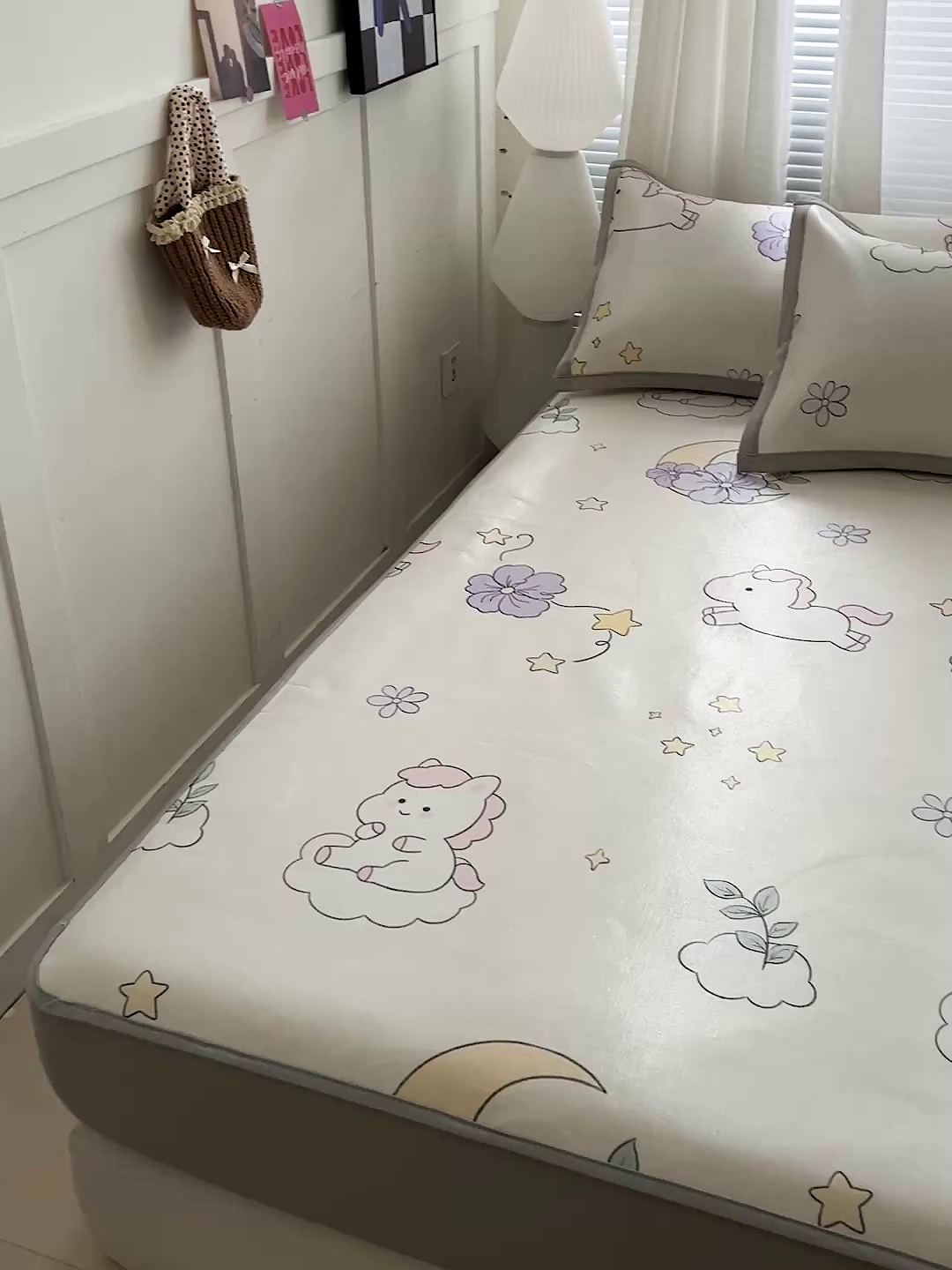 91家纺网 家纺一手货源 找家纺 富馨莱 2026新款冰丝凉席床笠款凉席席子支持一件定制定做 星星小马-白