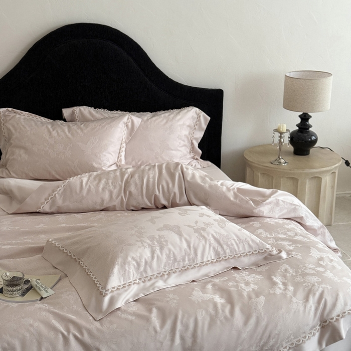 91家纺网 家纺一手货源 找家纺 爱缦 2026新款100s天丝棉色织提花四件套-玫瑰蝶翼系列 木槿粉