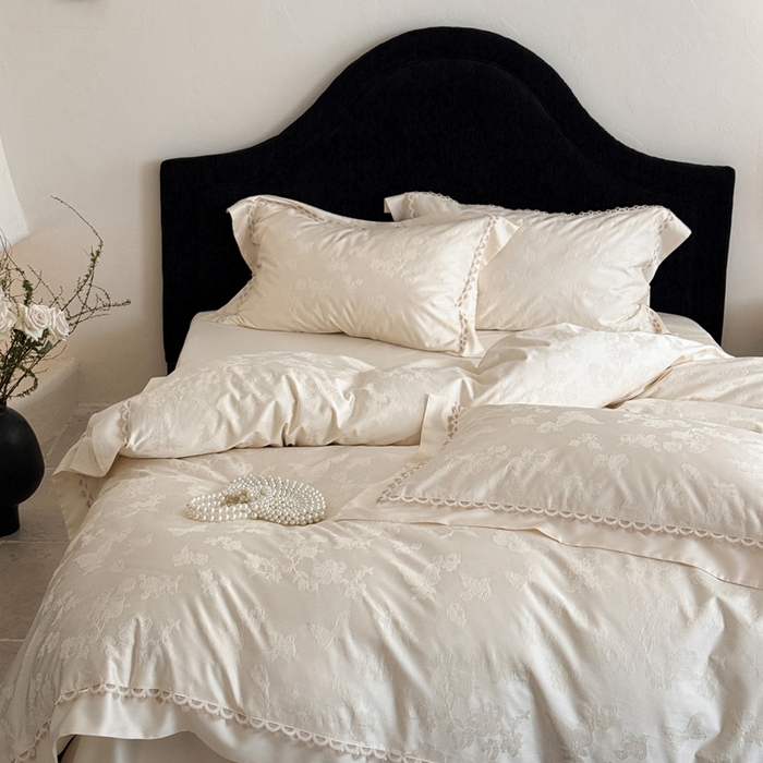 91家纺网 家纺一手货源 找家纺 爱缦 2026新款100s天丝棉色织提花四件套-玫瑰蝶翼系列 云朵白