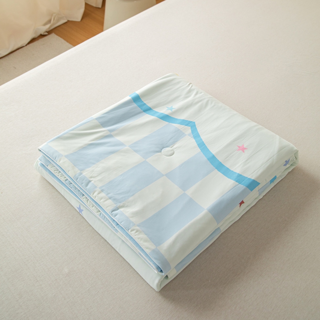 91家纺网 家纺一手货源 找家纺 亿莱鑫 2026春夏新款卡通印花仿锦氨夏被夏凉被空调被 星梦萌友