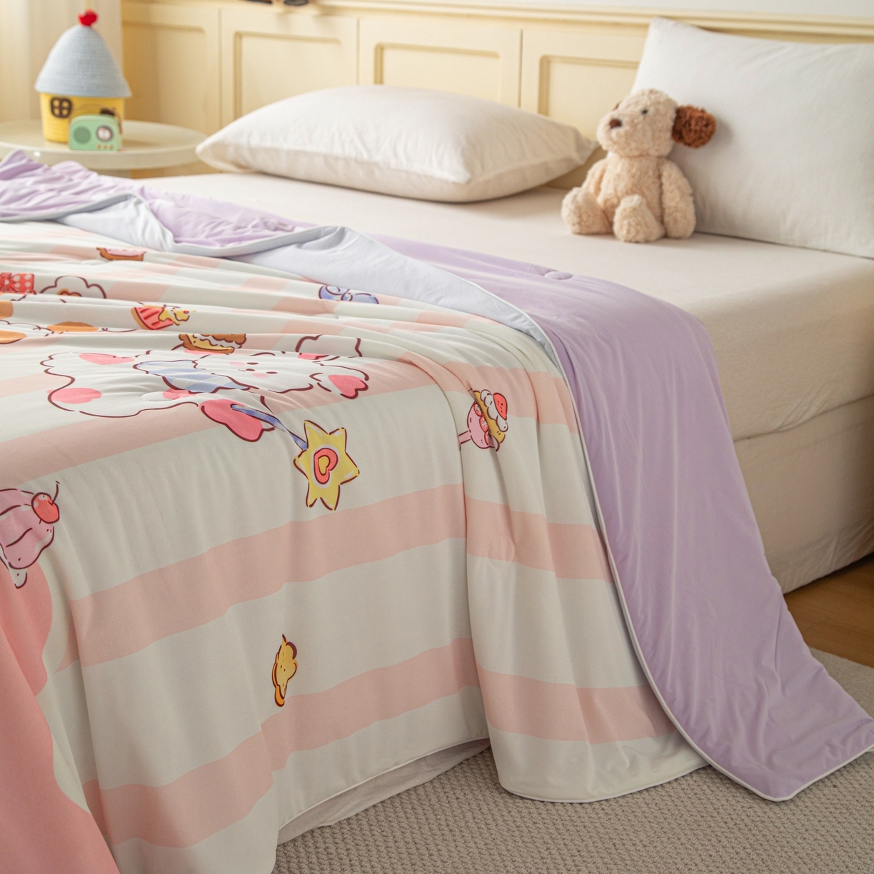 91家纺网 家纺一手货源 找家纺 亿莱鑫 2026春夏新款卡通印花仿锦氨夏被夏凉被空调被 甜品聚会