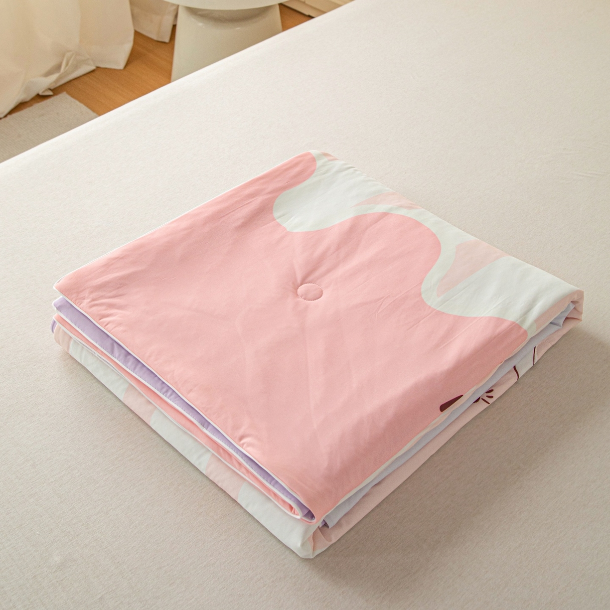 91家纺网 家纺一手货源 找家纺 亿莱鑫 2026春夏新款卡通印花仿锦氨夏被夏凉被空调被 甜品聚会