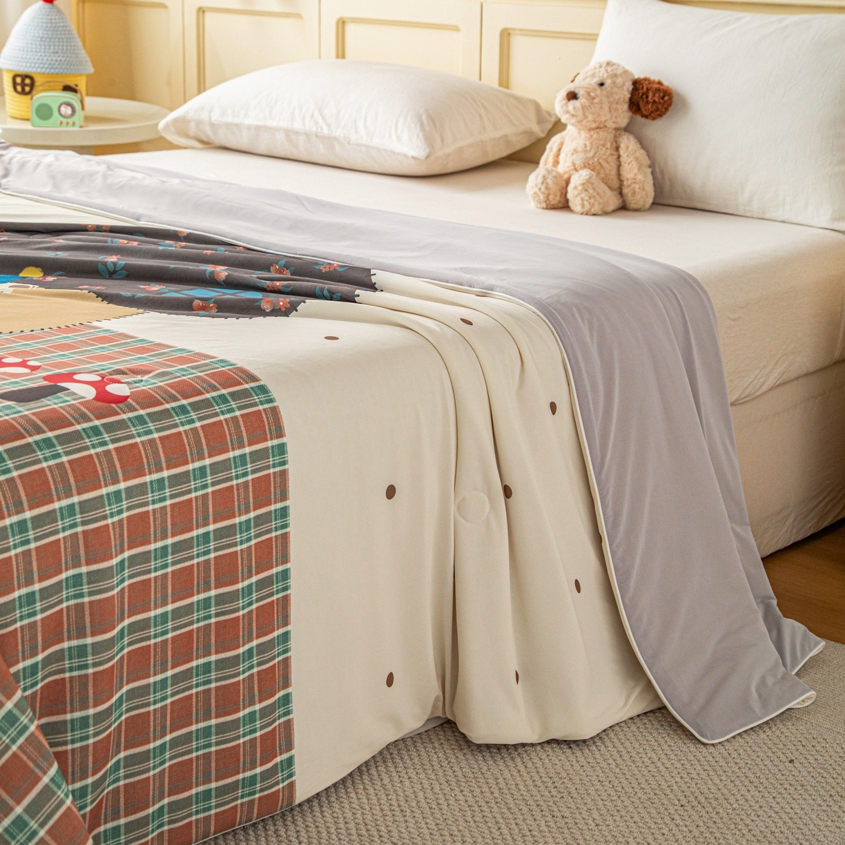 91家纺网 家纺一手货源 找家纺 亿莱鑫 2026春夏新款卡通印花仿锦氨夏被夏凉被空调被 蘑菇熊屋