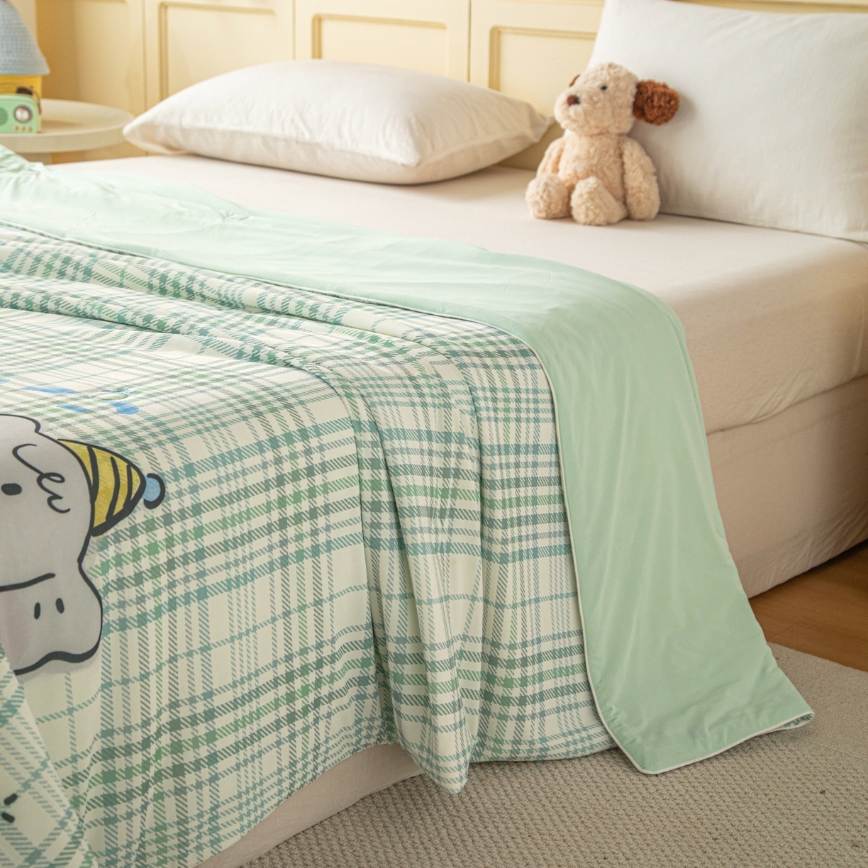 91家纺网 家纺一手货源 找家纺 亿莱鑫 2026春夏新款卡通印花仿锦氨夏被夏凉被空调被 格纹小象