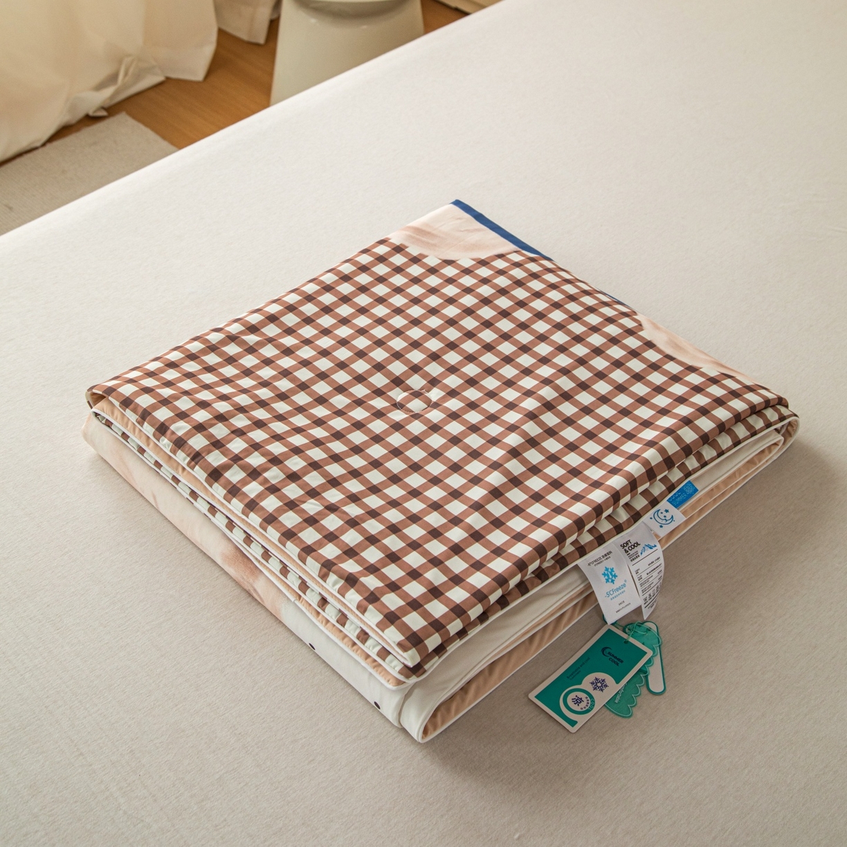 91家纺网 家纺一手货源 找家纺 亿莱鑫 2026春夏新款卡通印花仿锦氨夏被夏凉被空调被 树屋熊趣