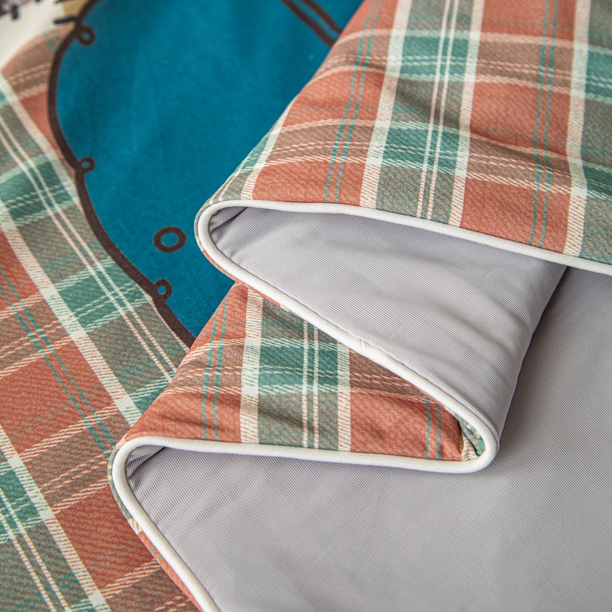 91家纺网 家纺一手货源 找家纺 亿莱鑫 2026春夏新款卡通印花仿锦氨夏被夏凉被空调被 蘑菇熊屋